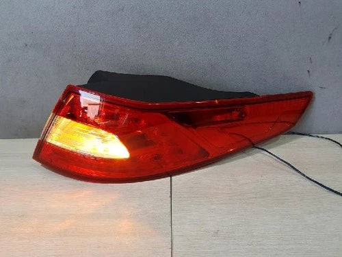 Right rear combination tail light assembly OEM 92402 2T100 compatible with Kia K5 2011