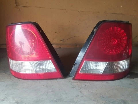 Right rear tail light assembly (passenger side) compatible with Kia Sorento 2002, genuine OEM replacement part 924023E000