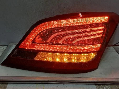 Right rear tail light assembly compatible with Hyundai Equus 2014, genuine OEM replacement part 924023N000