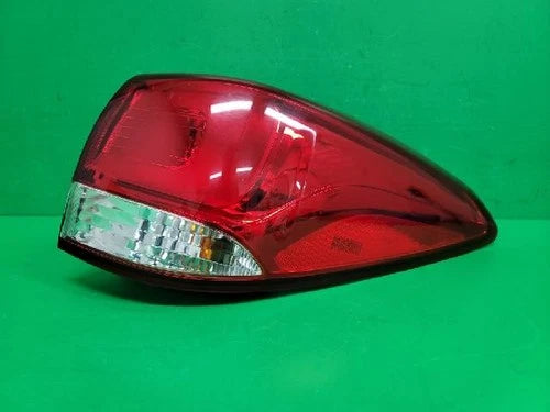 Right rear tail light assembly compatible with Kia Carens 2014, genuine OEM replacement part 92402 A4000