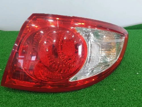 Right outer rear tail light assembly compatible with Hyundai Santa Fe 2007, genuine OEM replacement part 92402-2B000