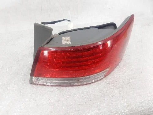 Refacción OEM Usada - Conjunto de faro/calavera derecho Hyundai 2010 - Comb O/S Rh OEM 92402, 3K540