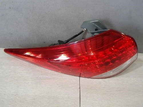 Rear combination tail light (outer left) compatible with Hyundai i40 2012, genuine OEM replacement part 924013Z010