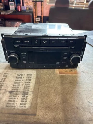 Radio/Pantalla OEM Usada - Receptor de radio AM/FM CD ID RES con opción satelital para Dodge Ram 1500 2009-2011 (OEM)
