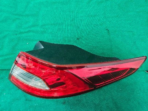 Right rear combination tail light assembly OEM 92402 2T100 compatible with Kia K5 2012