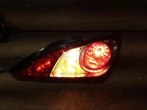 Right rear tail light assembly compatible with Hyundai Genesis Coupe 2009, genuine OEM replacement part 92402-2M000