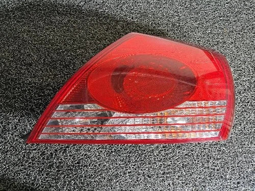 Right rear tail light assembly compatible with Hyundai Elantra 2003, genuine OEM replacement part 924022D5