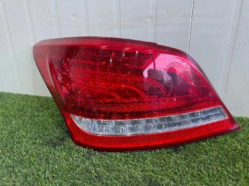Left rear tail light compatible with Hyundai Equus 2012, genuine OEM replacement part 924013N0