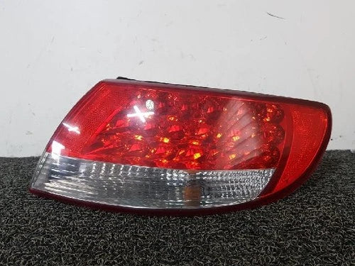Right rear tail light assembly compatible with Hyundai XG300/XG350 2006, genuine OEM replacement part 924013L001
