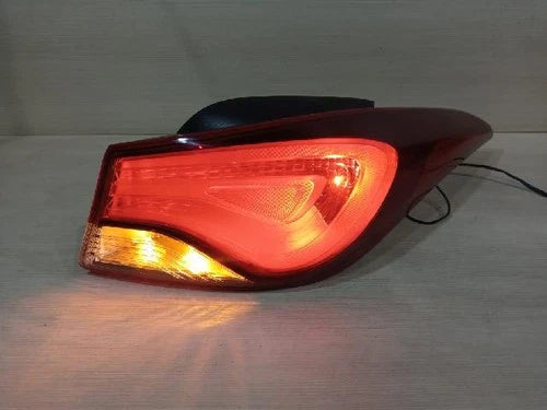 Right outer rear tail light assembly compatible with Hyundai Elantra 2015 (genuine OEM replacement part 924023X200)