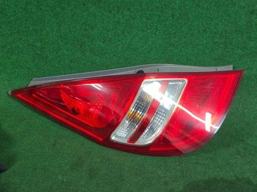 Left rear tail light assembly compatible with Hyundai i30 2010, genuine OEM replacement part 924012L000