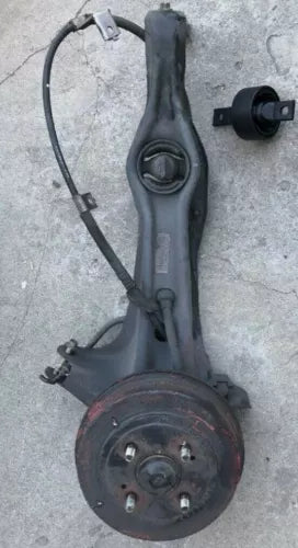 Refacción OEM Usada - Brazo de control trasero inferior derecho para Honda Civic 1996-2000 con freno de tambor
