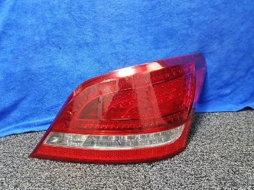 Right rear tail light assembly compatible with Hyundai Equus 2012, genuine OEM replacement part 924023N010
