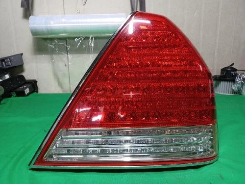 Right rear combination tail light assembly OEM 92402-3B500 compatible with Hyundai Equus 2007