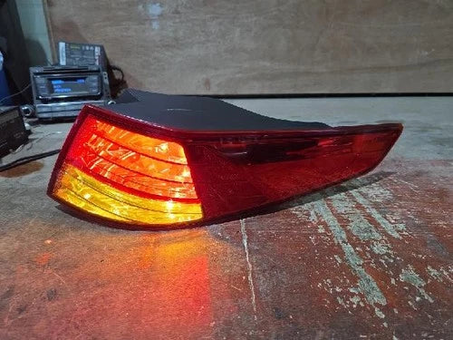 Right rear tail light assembly compatible with Kia K5 2011, genuine OEM replacement part 92402-2T000