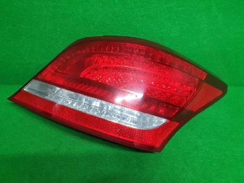 Right rear combination tail light assembly compatible with Hyundai Equus 2011, OEM 92402 3N000