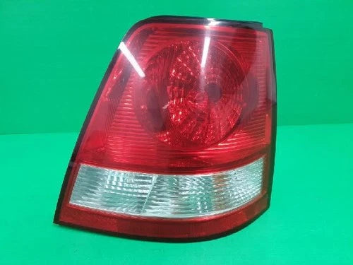 Right rear tail light assembly compatible with Kia Sorento 2005, genuine OEM replacement part 92402 3E000