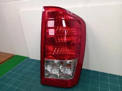 Right rear tail light assembly compatible with Kia Sedona 2009, RH OEM 92402, 4J000