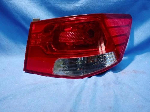 Kia 2012 Luz trasera / calavera combinada exterior derecha OEM 924021M000