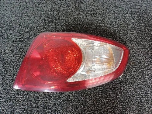 Right rear combination tail light assembly OEM 92402 2B000 compatible with Hyundai Santa Fe 2005