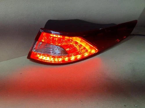 Right rear combination tail light assembly OEM 92402 2T100 compatible with Kia K5 2013