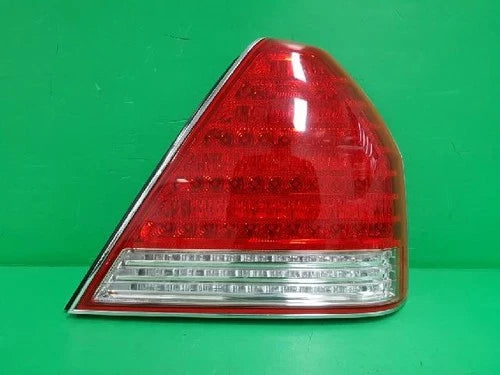Right rear tail light assembly compatible with Hyundai Equus 2004, genuine OEM replacement part 92402 3B700