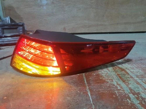 Right rear tail light assembly compatible with Kia K5 2012, genuine OEM replacement part 92402-2T000