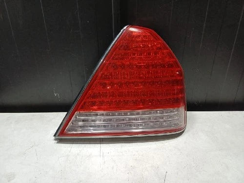 Right rear combination tail light compatible with Hyundai Equus 2007, genuine OEM replacement part 924023B500