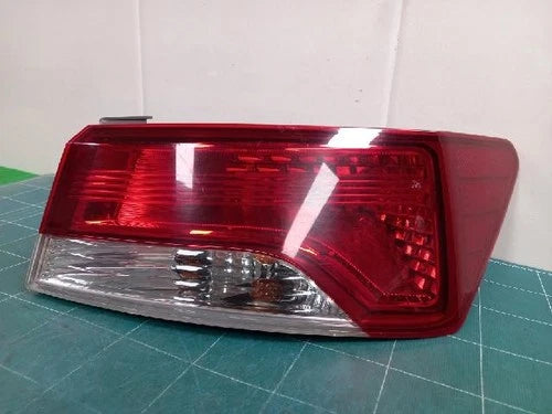 Conjunto de faro/calavera trasero exterior derecho Kia 2012 OEM 92402 1M300
