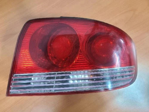Right rear tail light assembly compatible with Hyundai EF 2001, genuine OEM replacement part 92402 3D000