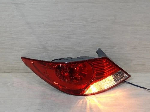 Left rear combination tail light assembly compatible with Hyundai Accent 2013, genuine OEM replacement part 924011R000