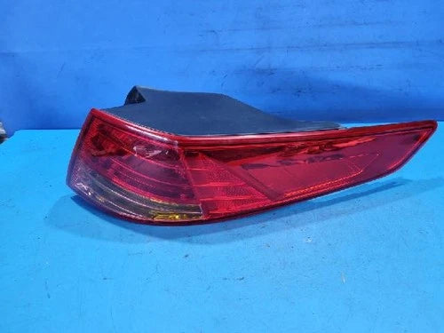 Right rear combination tail light assembly OEM 92402 2T000 compatible with Kia K5 2013