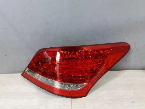 Right rear tail light assembly compatible with Hyundai Equus 2011, genuine OEM replacement part 924023N000