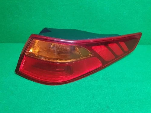 Right rear combination tail light assembly OEM 92402 2T500 compatible with Kia K5 2015
