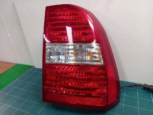 Right rear combination tail light assembly OEM 92402 1F001 compatible with Kia Sportage 2005