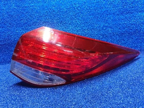 Right rear tail light compatible with Hyundai i40 2013, genuine OEM replacement part 924023Z0