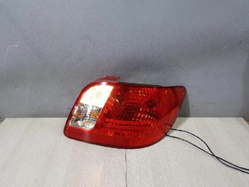Right rear tail light assembly compatible with Kia Rio 2007, genuine OEM replacement part 924021G000