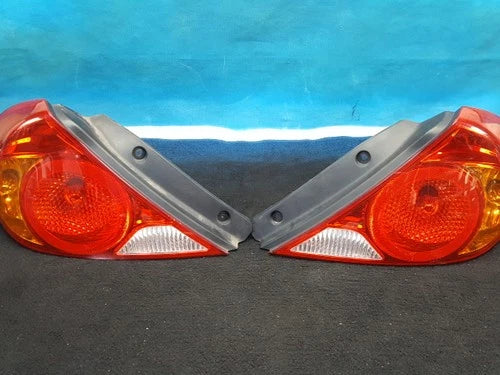Right rear combination tail light assembly compatible with Kia Spectra 2002, genuine OEM replacement part 0K2N151150A