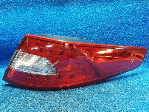 Right rear combination tail light assembly OEM 92402 2T100 compatible with Kia K5 2011