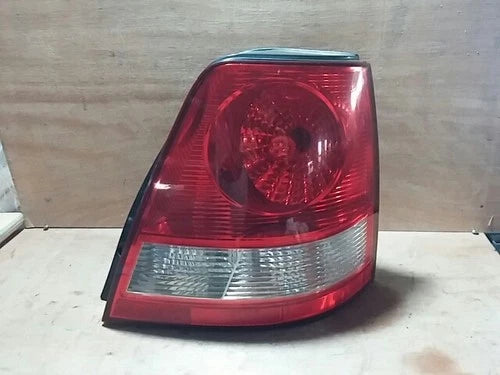 Right rear combination tail light assembly OEM 924023E000 compatible with Kia Sorento 2004