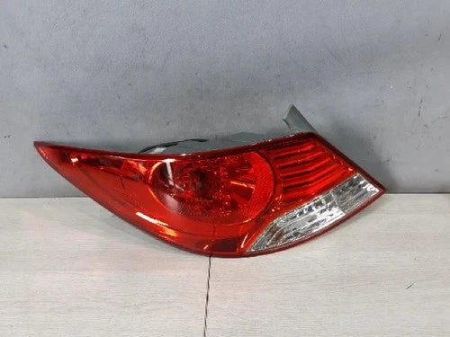 Left rear tail light assembly compatible with Hyundai Accent 2011, LH OEM 924011R000