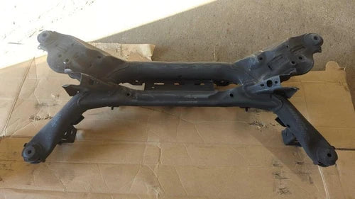 Refacción OEM Usada - Subchasis de soporte del travesaño de la suspensión trasera del Mazda 6 (2009-2013)