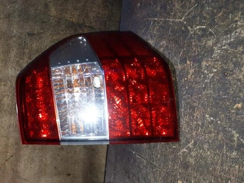 Right rear tail light assembly compatible with Kia Borrego 2012, genuine OEM replacement part 92402 2J101