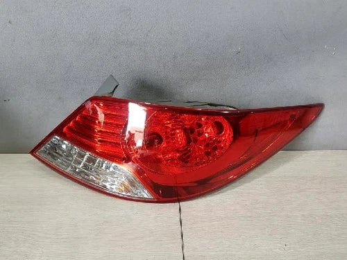 Right rear combination tail light assembly OEM 924021R000 compatible with Hyundai Accent 2015