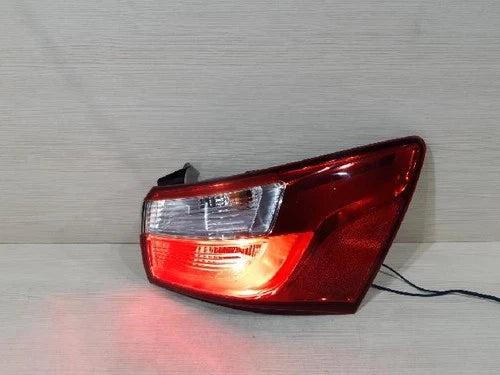 Right rear tail light assembly compatible with Kia Rio 2014, genuine OEM replacement part 924021W000