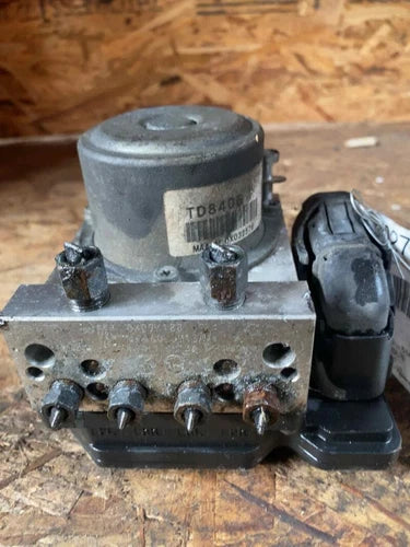Bomba/Módulo ABS OEM usada para 2011 Nissan Rogue - AWD