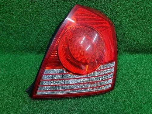 Right rear combination tail light assembly OEM 92402 2D500 compatible with Hyundai Elantra 2003
