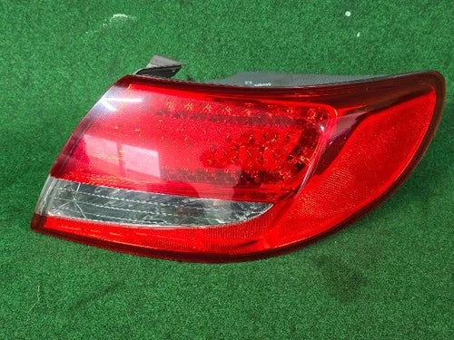 Right rear combination tail light assembly OEM 924023L500 compatible with Hyundai Azera 2011