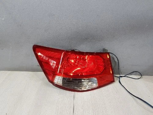 Conjunto de faro/calavera trasero exterior derecho Kia 2011 OEM 924021M000