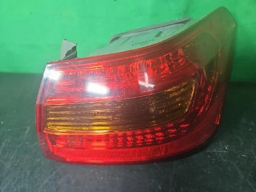 Right rear combination tail light assembly compatible with Kia Cadenza 2011, genuine OEM replacement part 92402 3R000